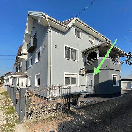 4 Stars Apartments Near Airport 大戈里察 外观 照片