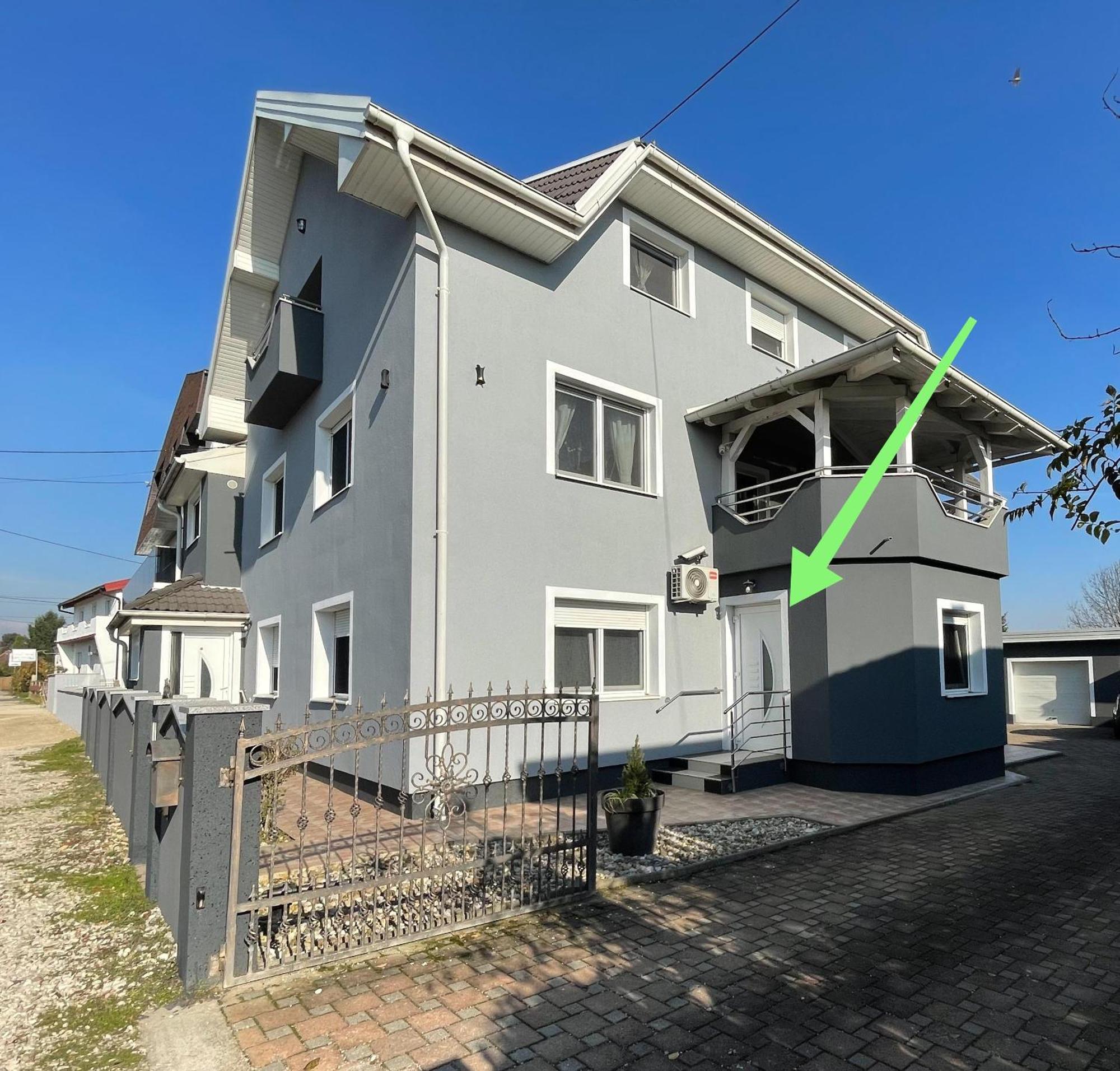 4 Stars Apartments Near Airport 大戈里察 外观 照片