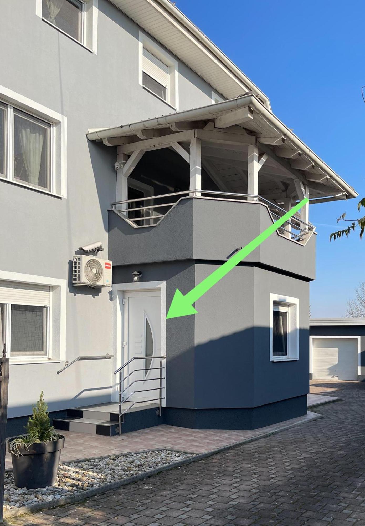 4 Stars Apartments Near Airport 大戈里察 外观 照片