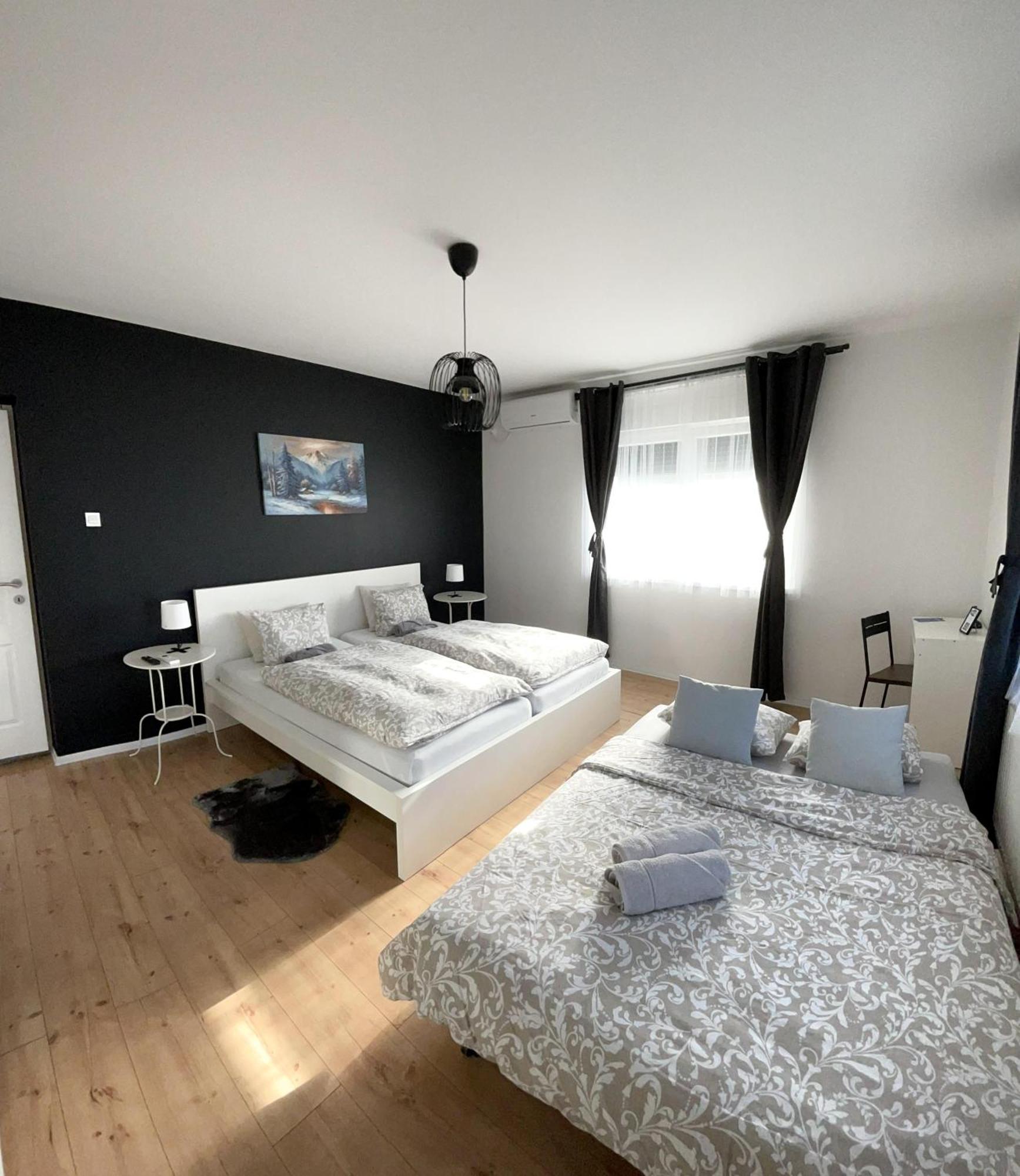 4 Stars Apartments Near Airport 大戈里察 外观 照片