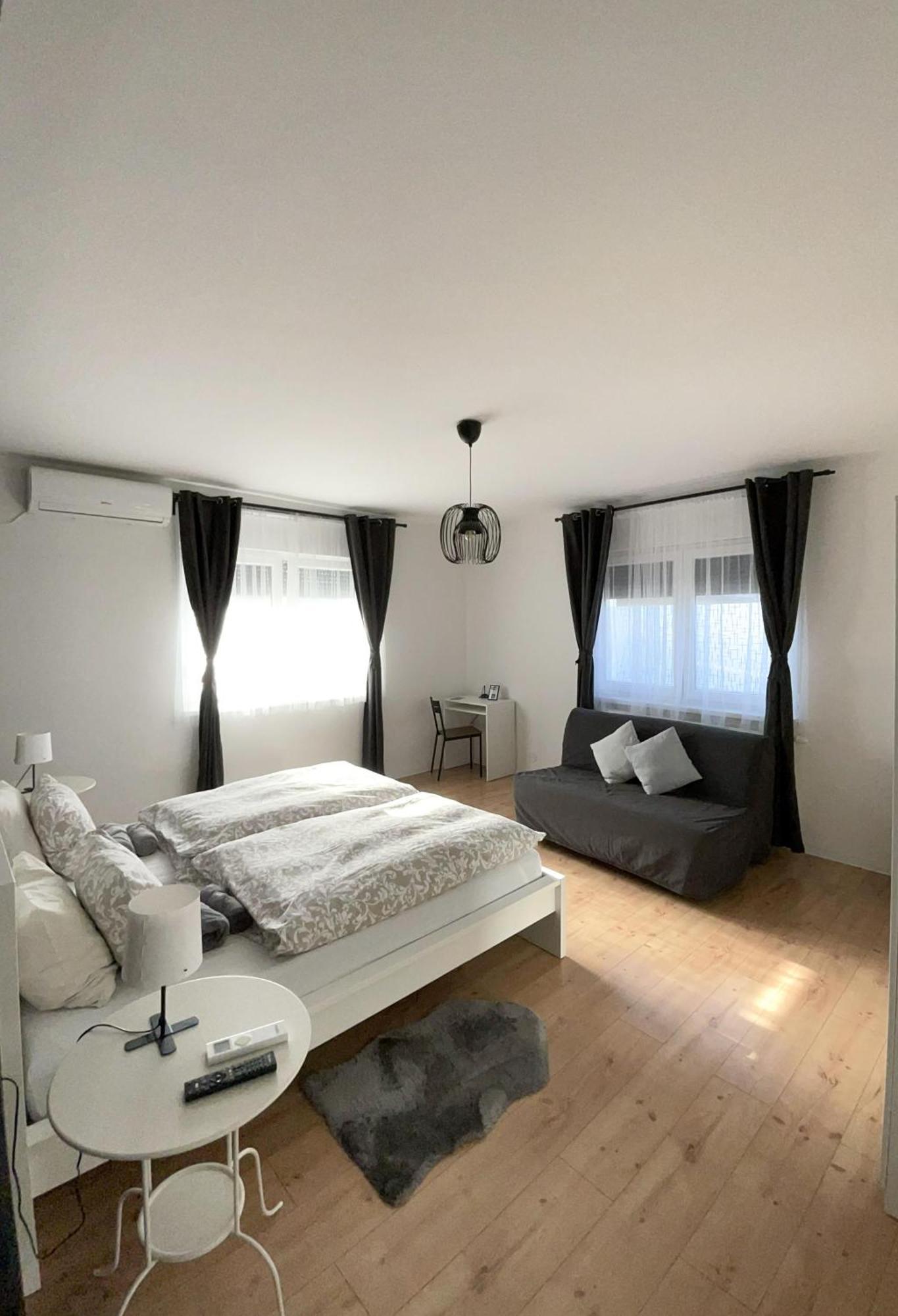 4 Stars Apartments Near Airport 大戈里察 外观 照片