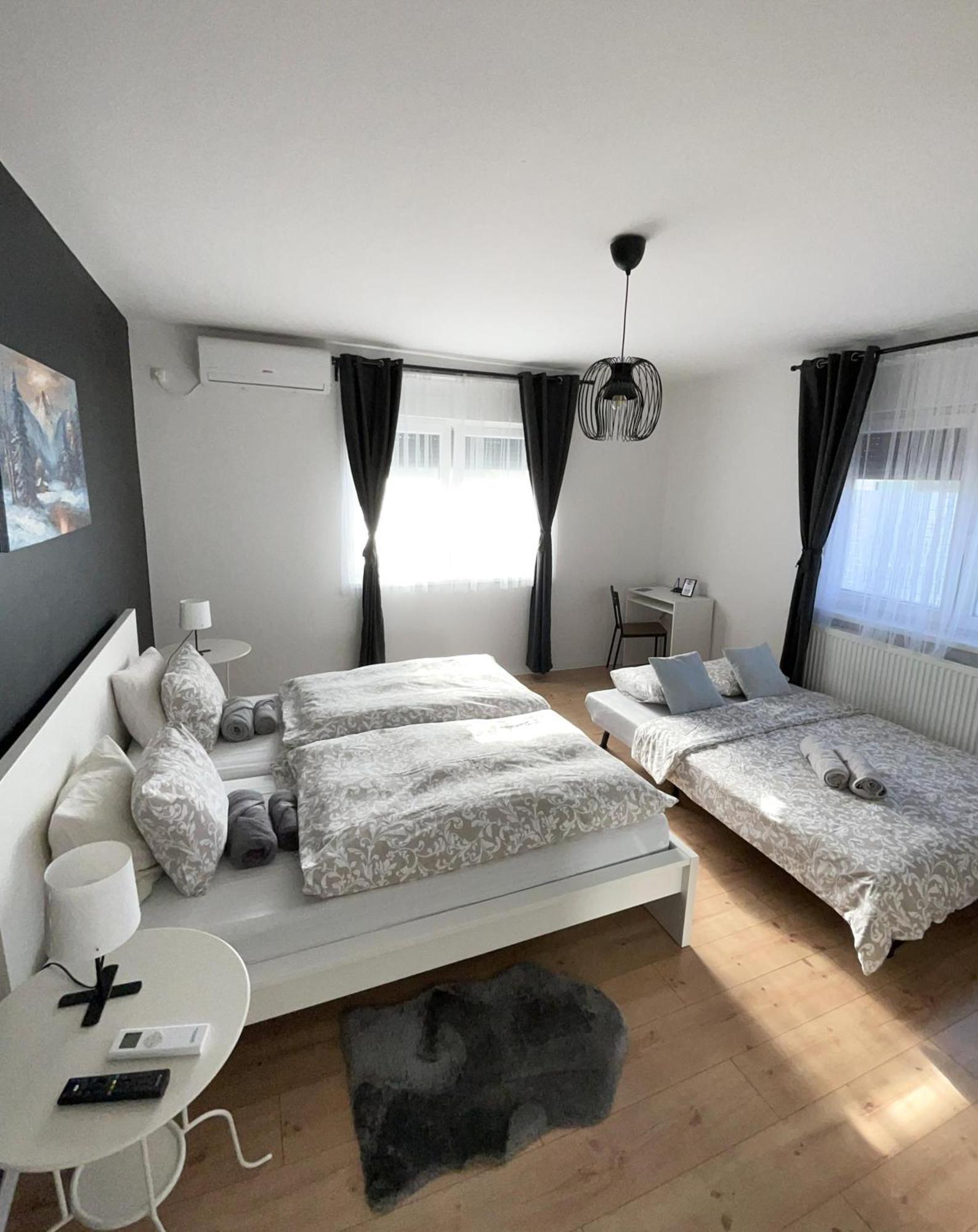4 Stars Apartments Near Airport 大戈里察 外观 照片